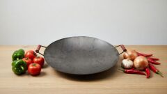 Round Steel Frying Pan with Wooden Handle, 40 cm x 45 cm – Suitable for Camping, Stovetop and Open Fire Use.