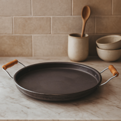 Ahşap Saplı Yuvarlak Sac Tava 40 cm – Kamp, Ocak Üstü ve Açık Ateş Kullanıma Uygun