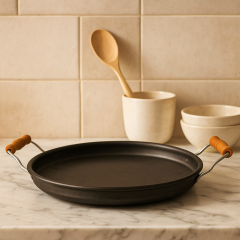 Ahşap Saplı Yuvarlak Sac Tava 40 cm – Kamp, Ocak Üstü ve Açık Ateş Kullanıma Uygun