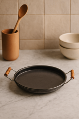 Ahşap Saplı Yuvarlak Sac Tava 40 cm – Kamp, Ocak Üstü ve Açık Ateş Kullanıma Uygun